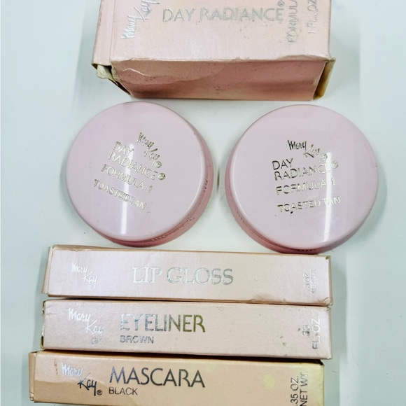 Tons of Mary Kay Vintage Make-up - Picture 4 of 4